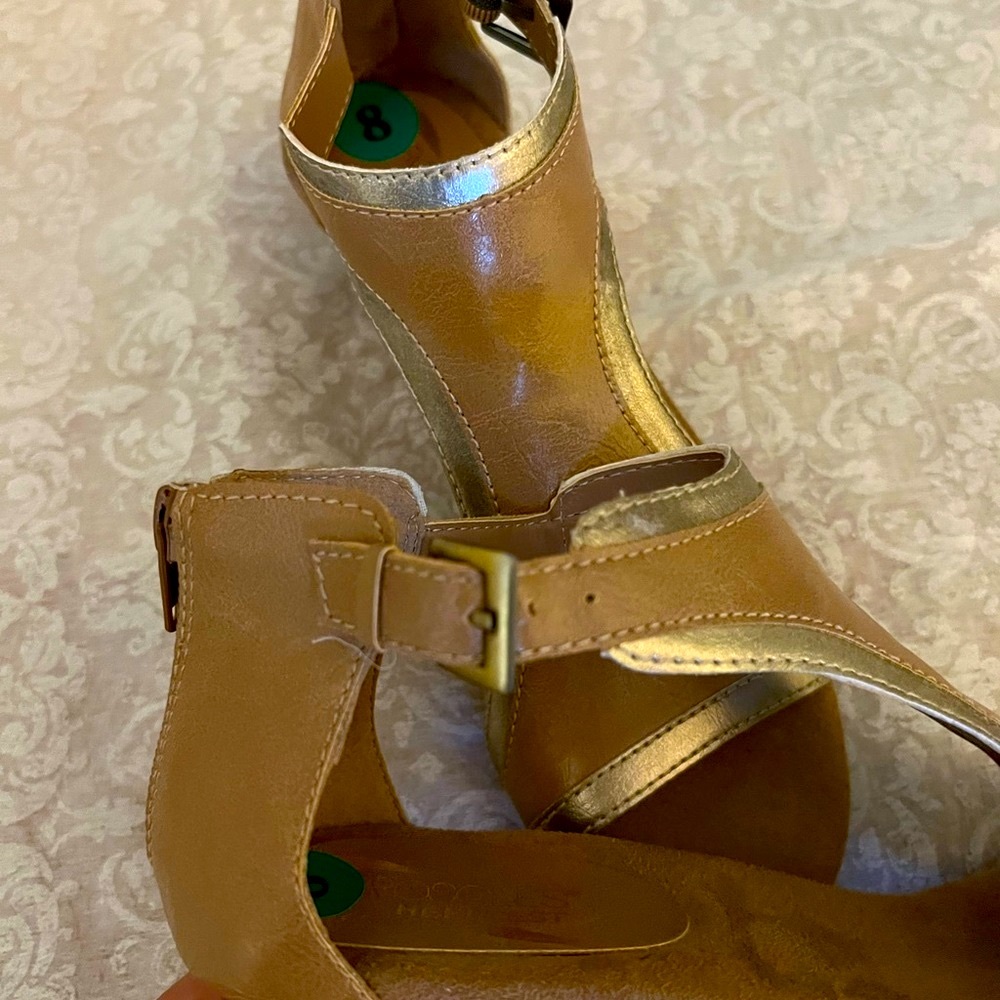 ✅🆕 Aerosoles heel test tan with gold trim sandel/ shoes - Picture 8 of 12